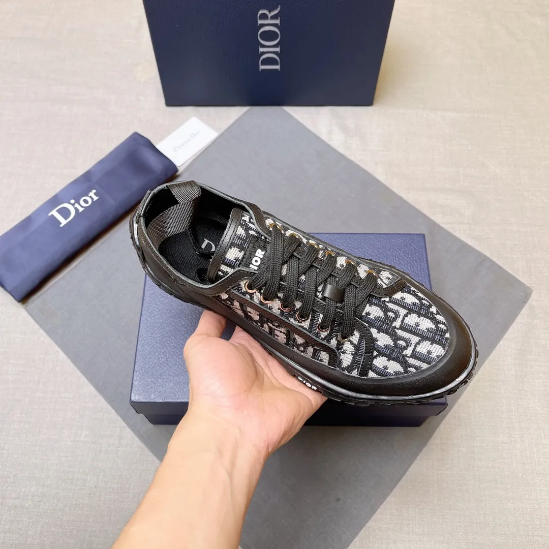 p480 Dior series low-top👟🔥[Dior] Dior's new casual men's shoes are launched in Hong Kong counters. Official website 1:1 production. Original Italian materials. Designed by European and American masters. Perfect shape to create counter quality. Solid color rubber wear-resistant outsole and classic dazzling head! Super versatile and very comfortable. High-end without losing taste, fashionable and novel! ! Absolute focus! Code number: 38-44, two colors available